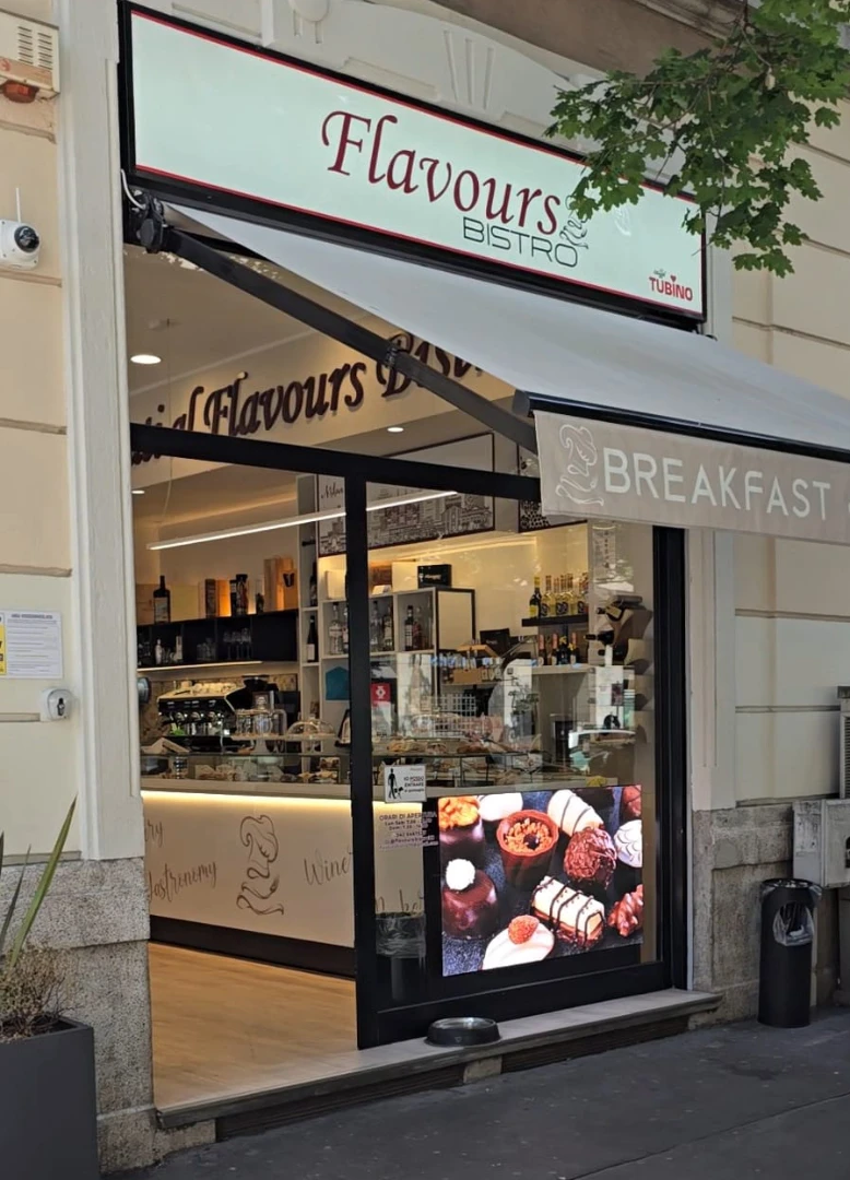bistro-con-vetrina-con-schermo-digitale