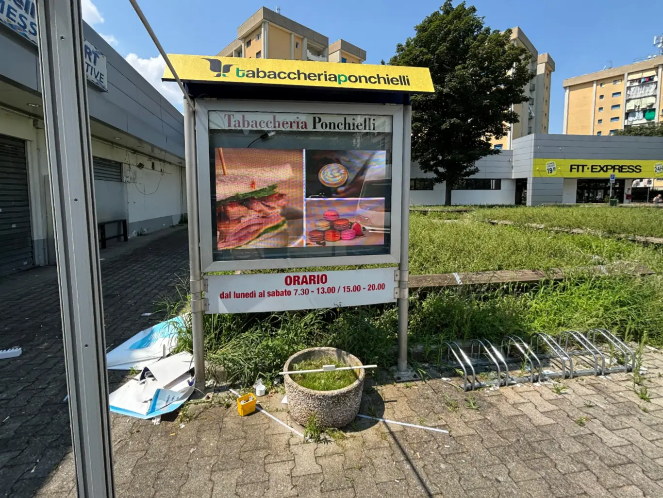 colonna-informativa-con-schermo-multimediale-per-una-tabaccheria