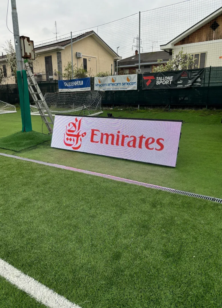 digital-signage-emirates-per-campo-da-calcio