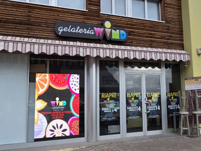 display-a-led-autoportante-da-vetrina
