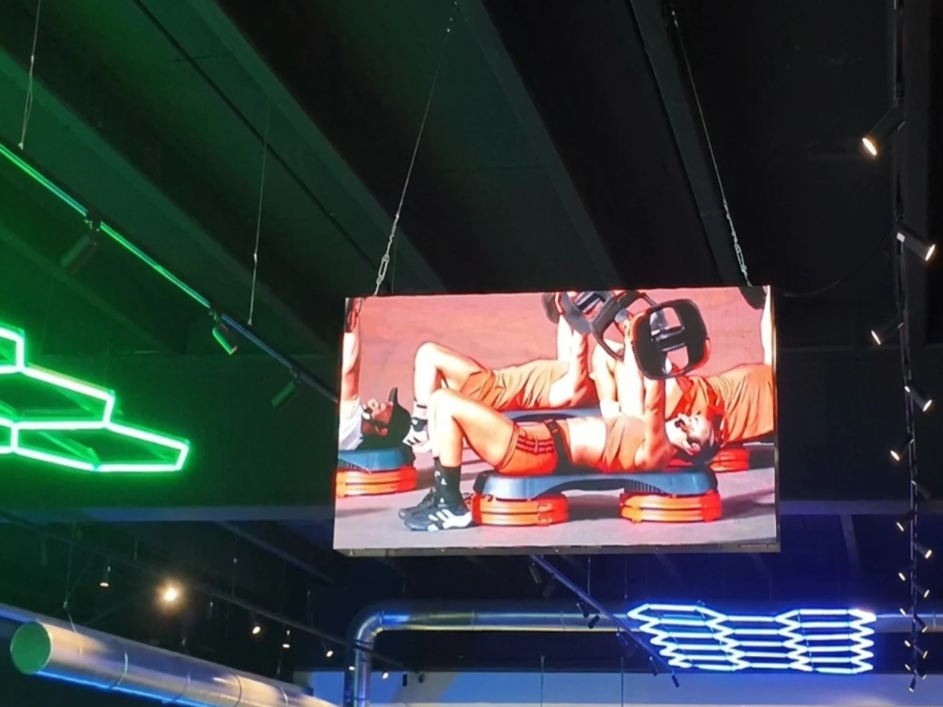 display-led-appeso-al-soffitto
