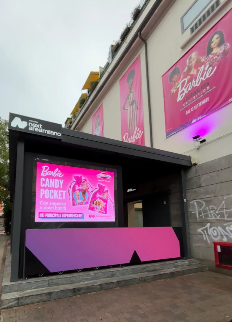 display-led-con-pubblicita-barbie