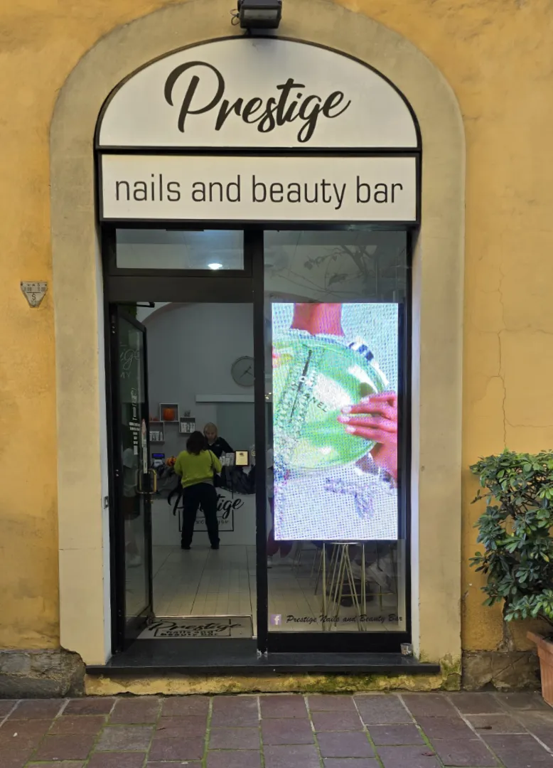 display-led-per-vetrina-centro-estetico