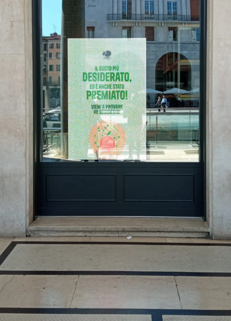 display-per-contenuti-multimediali-di-un-fast-food-e-risporanti-e-pizzerie
