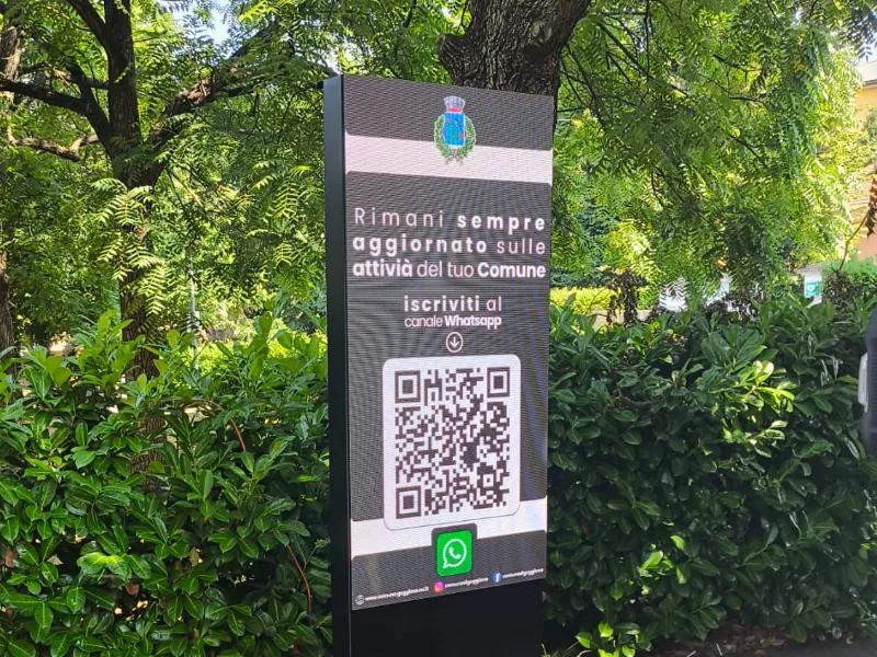 espositore-multimediale-da-esterno-luminoso