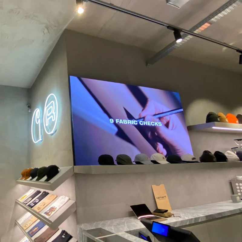 grande-display-indoor-per-un-attivita-commerciale