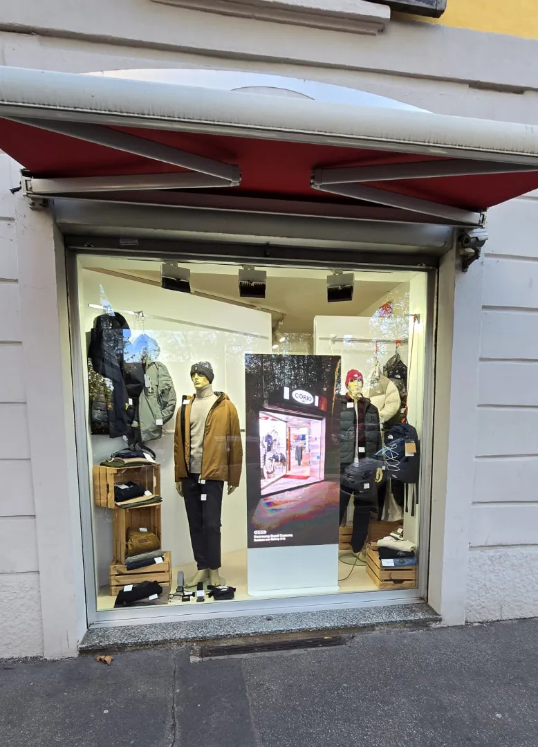 ledwall-per-la-vetrina-di-un-negozio-d-abbigliamento