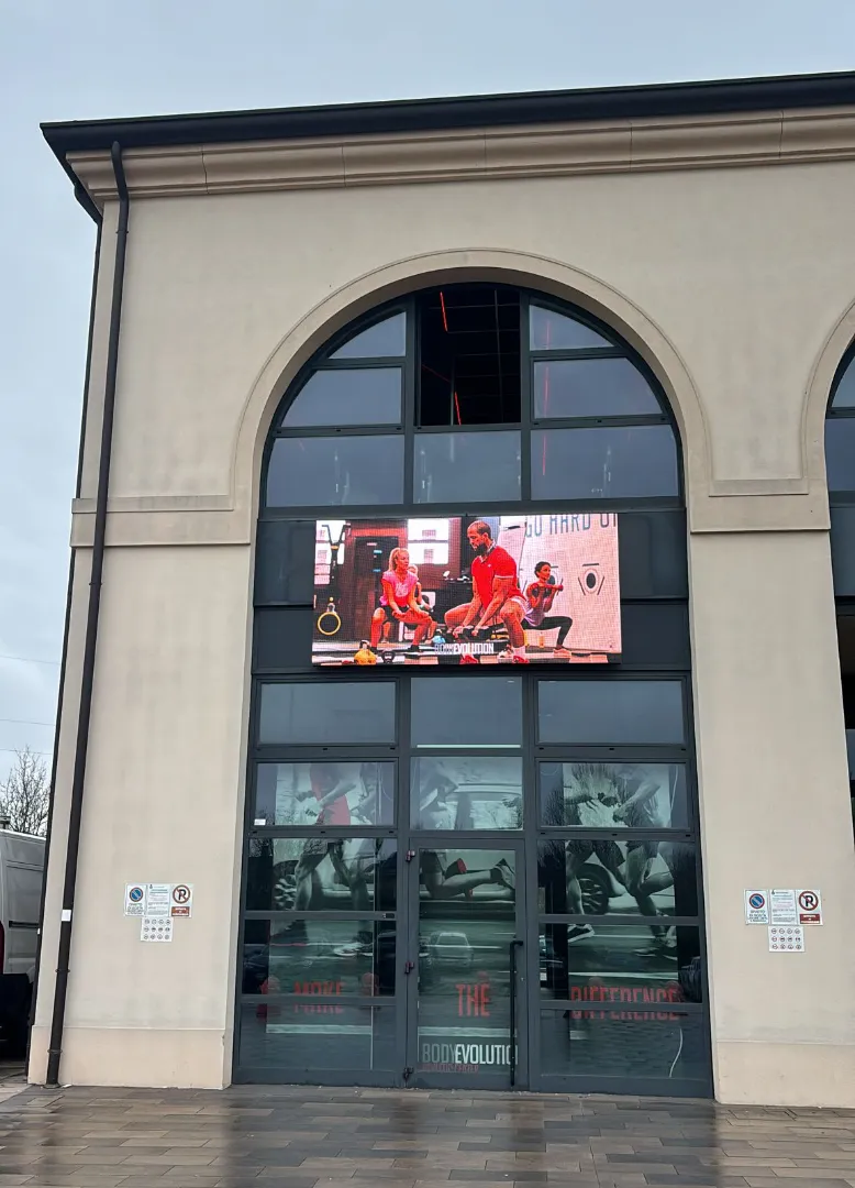 maxischermo-a-led-all-entrata-di-un-centro-fitness