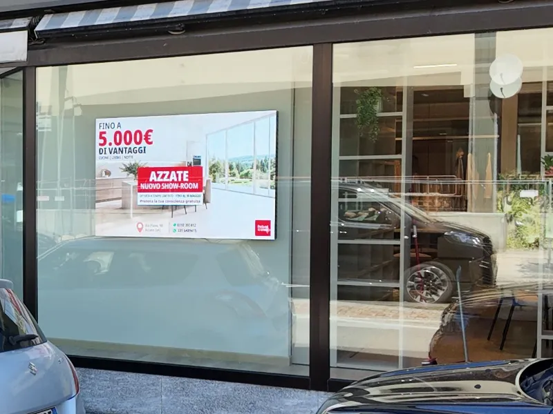 maxischermo-appeso-al-soffitto-di-una-vetrina