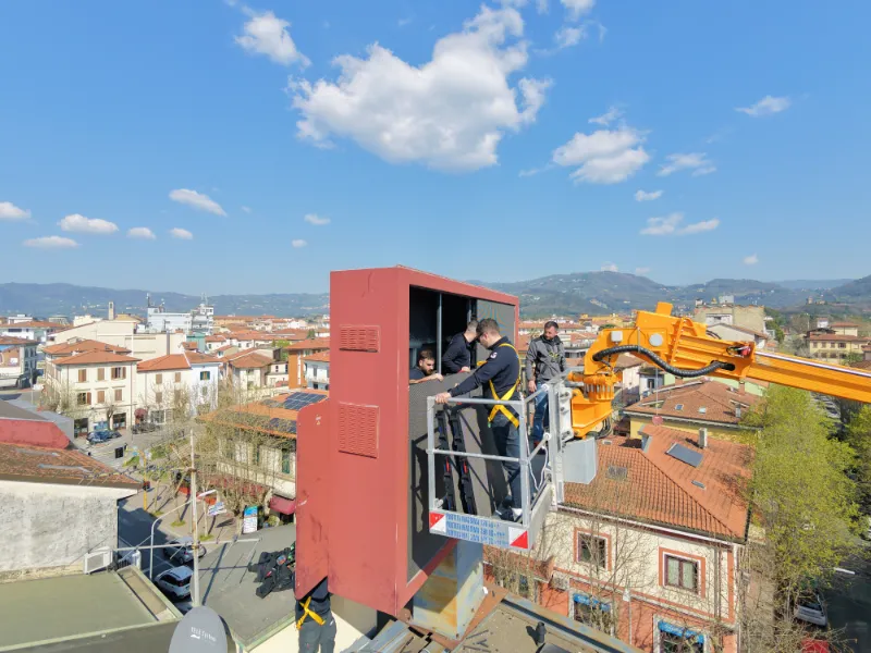 operai-che-installano-in-quota-uno-grande-monitor-pubblicitario