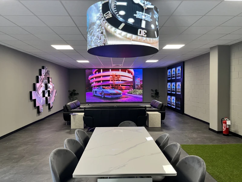 progetto-di-una-sala-con-schermi-a-led-custom portato-a-termine