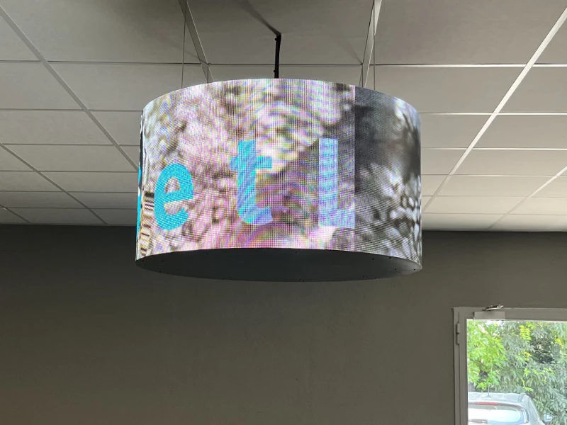 schermo-a-led-curvo-con-scritta-get-led