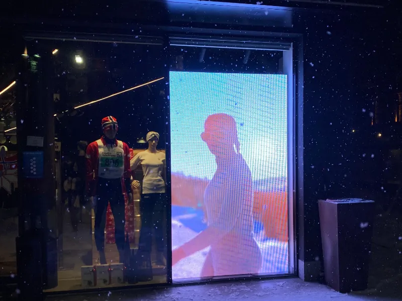 schermo-luminoso-per-pubblicita-abbigliamento-invernale
