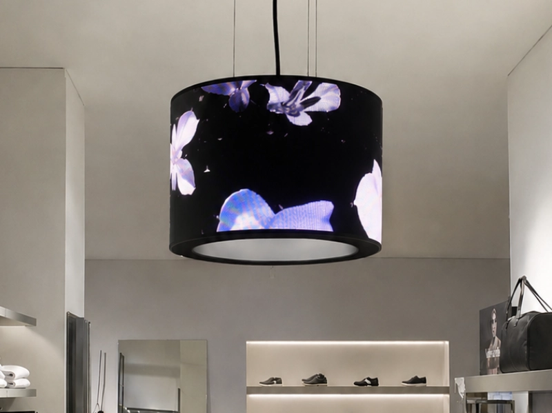 schermo-tondo-appeso-al-soffitto-di-un-punto-vendita